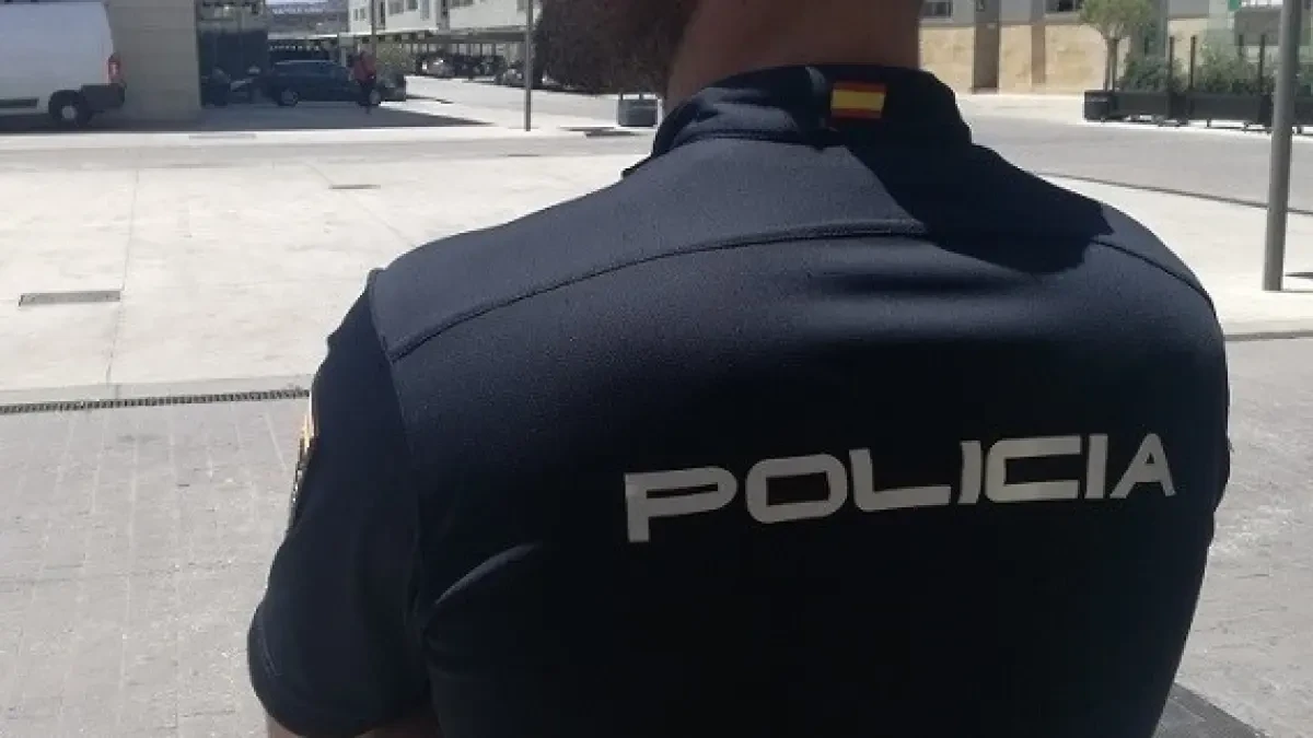 Sucesos.- Detenido un hombre por amenazar de muerte a una anciana e incenciarle el felpudo con un aerosol