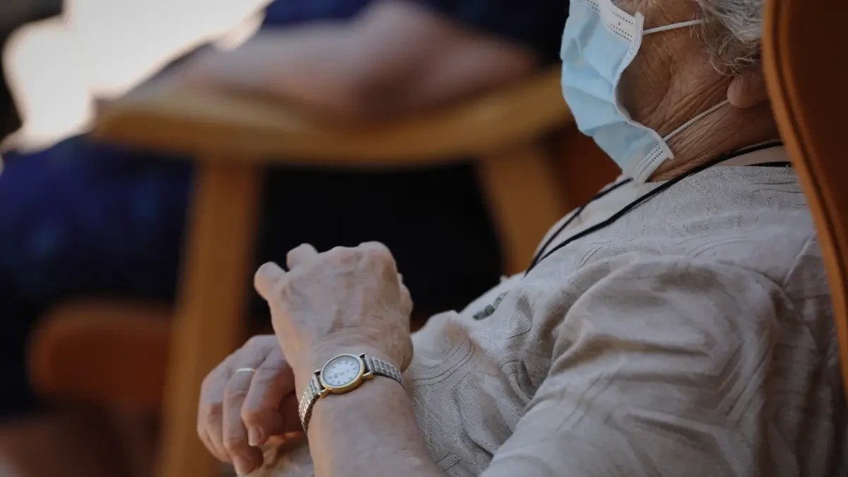 Denuncia que su abuela de 90 años ha sido atacada sexualmente y golpeada en la residencia en la que vivía