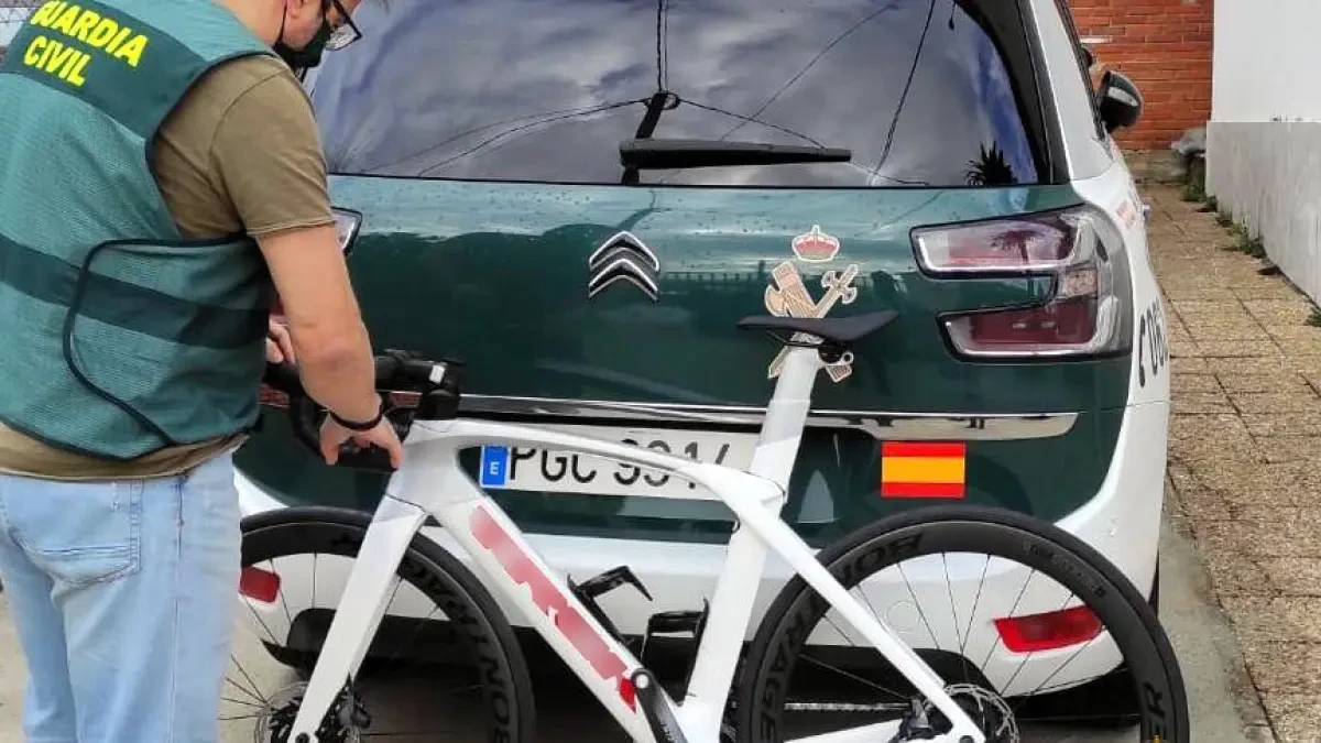 Tres investigados por robar una bici de más de 4.000 euros utilizando a su hija como distracción