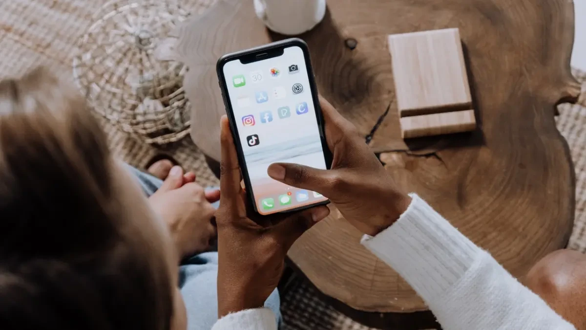 Confunde a un compañero de trabajo con un contacto de Tinder y la conversación se vuelve viral en las redes