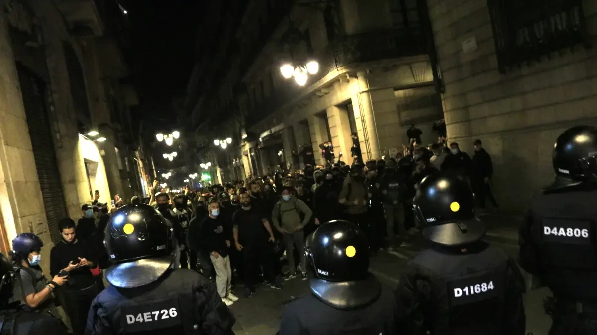 Los Mossos detectan grupos de extrema derecha y radicales de fútbol en los disturbios contra las restricciones