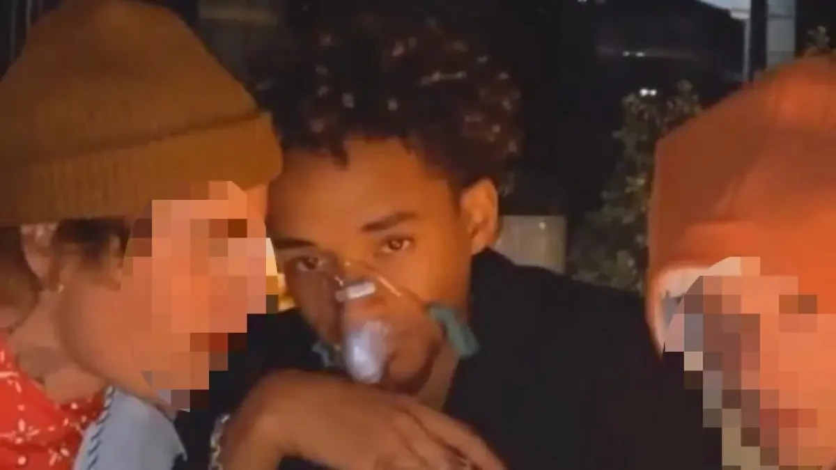 Jaden Smith, foco de la polémica por ir a una fiesta de Halloween usando una mascarilla de oxígeno como disfraz