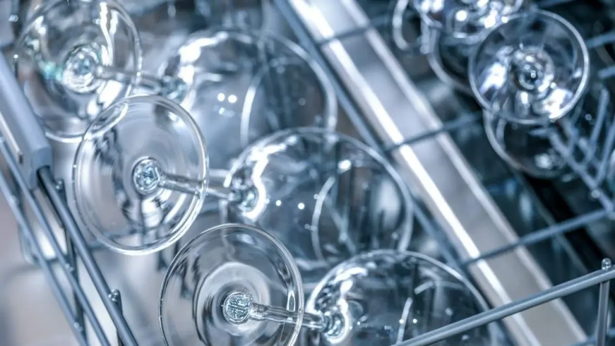 ¿Por qué no deberías limpiar los platos y vasos con papel de cocina?