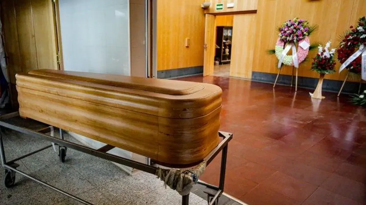 Una funeraria saca del ataúd el cuerpo de un fallecido porque la familia no podía pagar el funeral