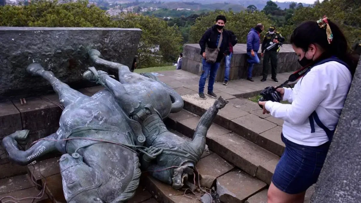 Indígenas derriban la estatua del español Sebastián de Belalcázar en Colombia