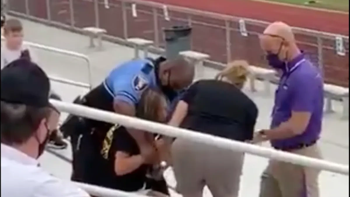 Una mujer acaba electrocutada después de negarse a abandonar un partido de fútbol por no llevar mascarilla