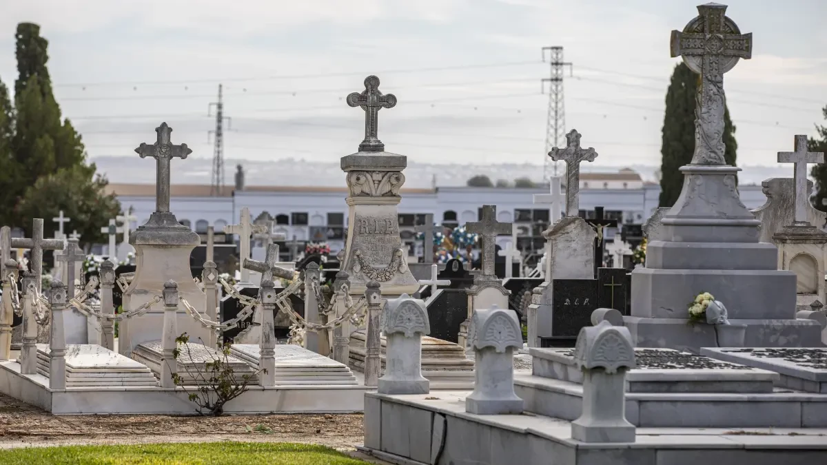 Fallece un hombre después de caer por el agujero de una tumba durante el funeral de su esposa