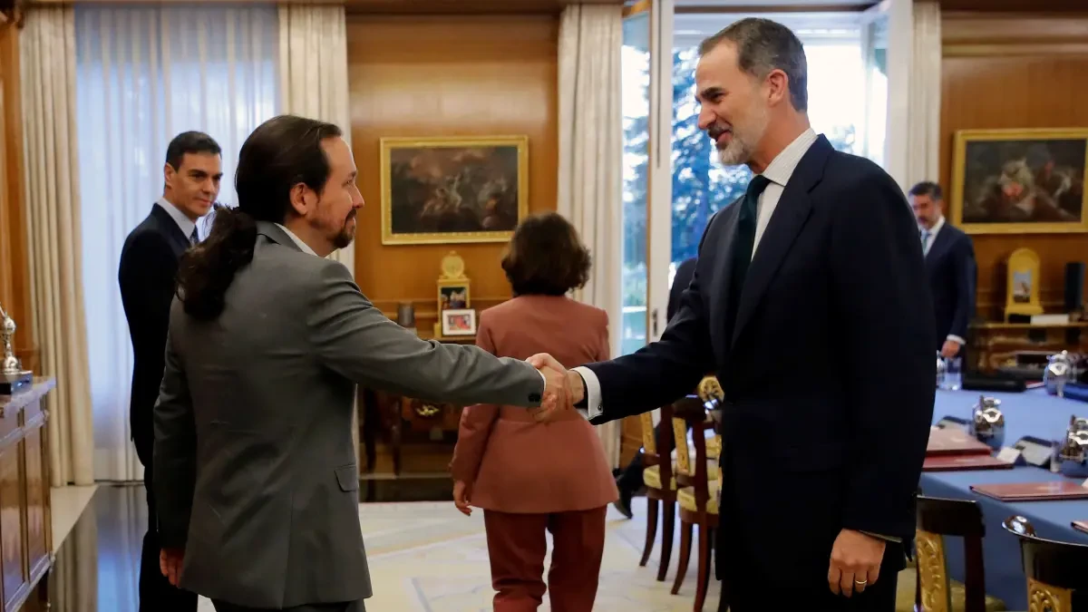 El rey y Pablo Iglesias, juntos en la toma de posesión del delfín de Evo Morales como presidente de Bolivia