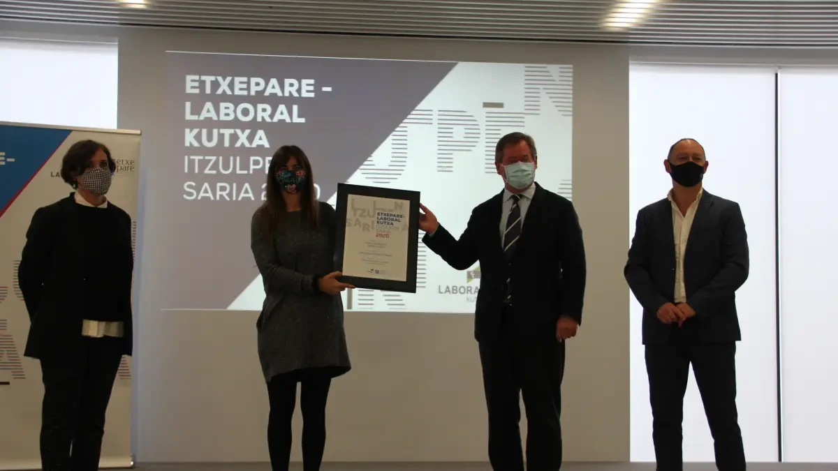 Eider Rodríguez y Lander Garro, galardonados con el Premio de Traducción Etxepare - Laboral Kutxa