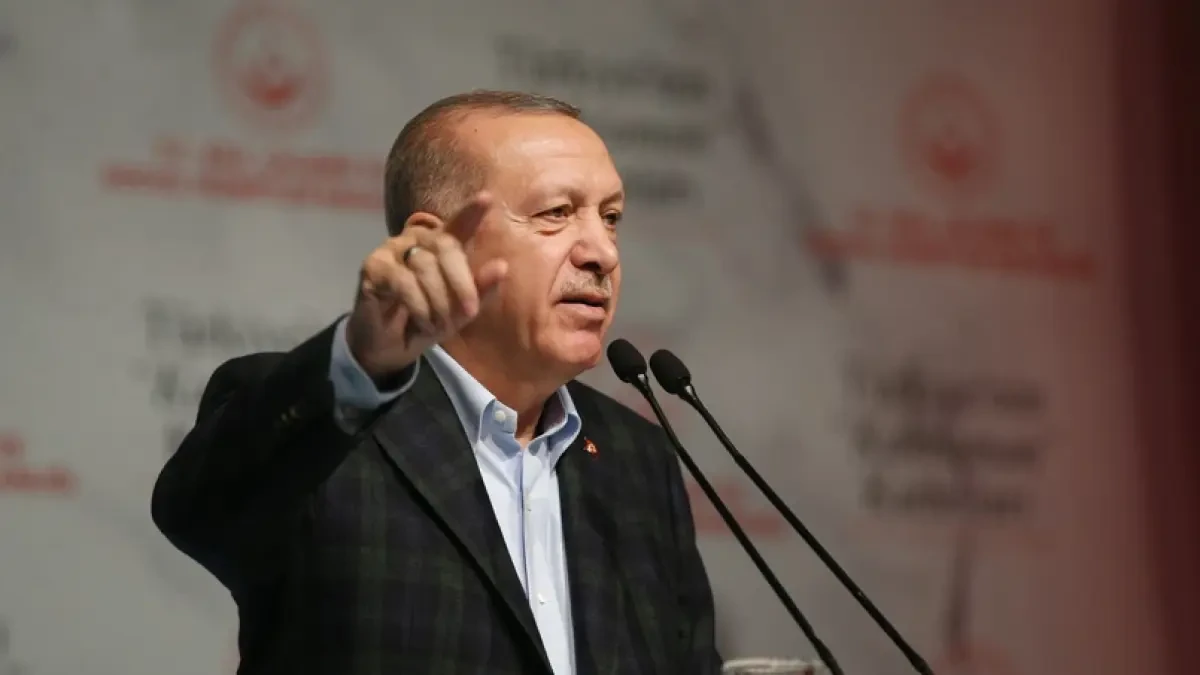 'Charlie Hebdo' caricaturiza a Erdogan en calzoncillos mientras levanta la túnica a una mujer musulmana