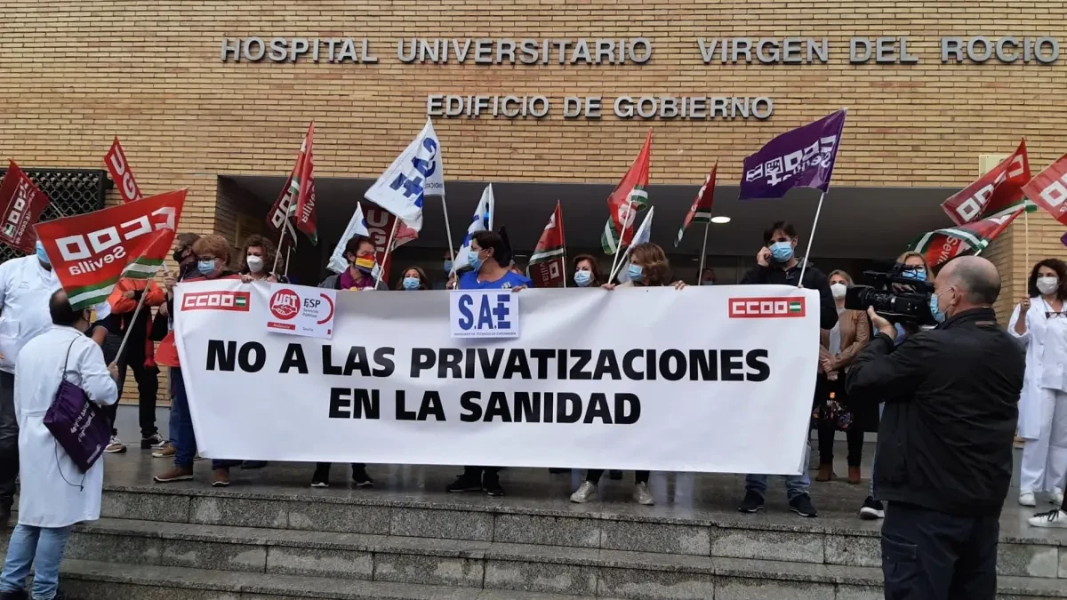 Concentración en el Virgen del Rocío en demanda de personal y mascarillas FFP2 y contra las 