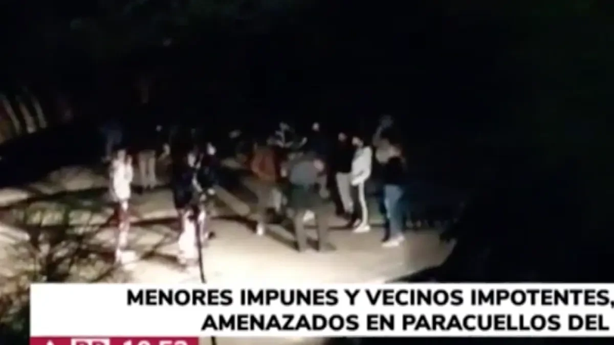 Grupos de menores de botellón se enfrentan a la Guardia Civil bebiendo y fumando sin mascarilla en Madrid