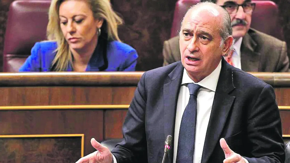 El juez de 'Kitchen' imputa al exministro Fernández Díaz pero no a Cospedal por el espionaje a Bárcenas