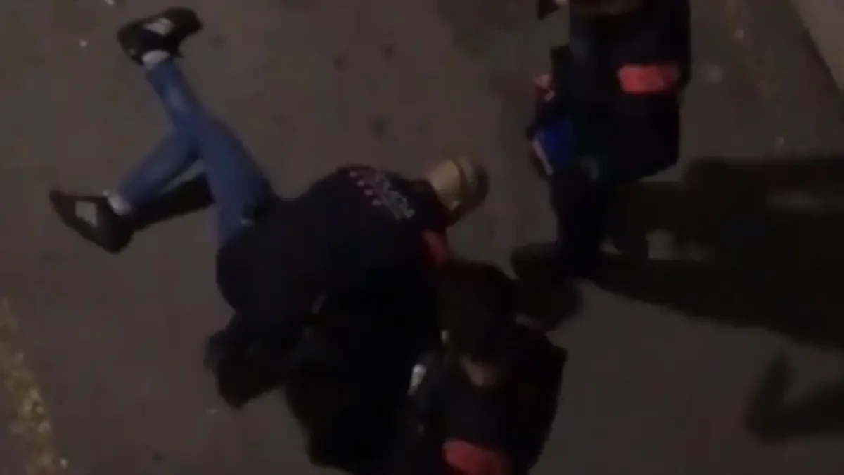 Apartan de sus funciones a un mosso por agredir a un detenido cuando disolvía un botellón en Barcelona