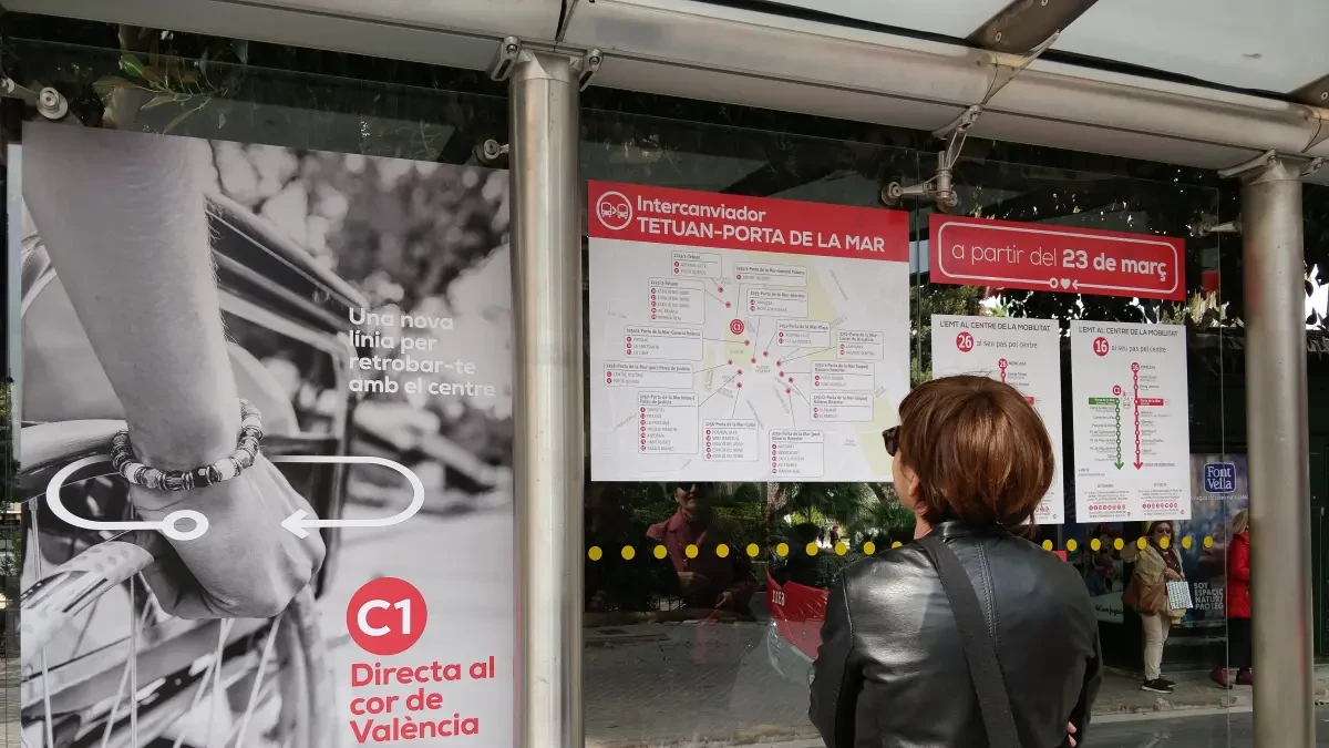 Más accesibles y con tecnología 'Smart City': la EMT de València renovará sus 900 paradas repartidas por la ciudad