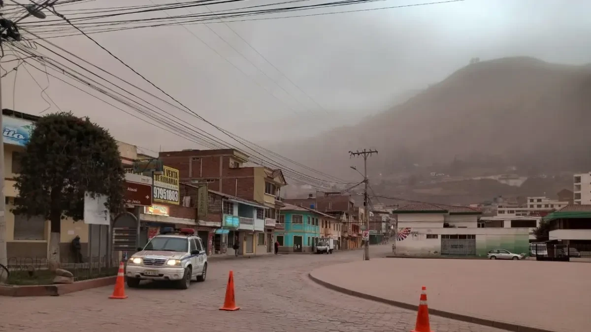 Una intensa lluvia de cenizas del volcán Sangay afecta a varias ciudades de Ecuador