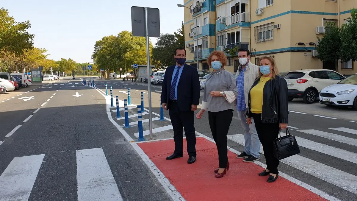 Ayuntamiento implanta nuevos pasos de peatones con refugio para mejorar la señalización y movilidad en Alcosa
