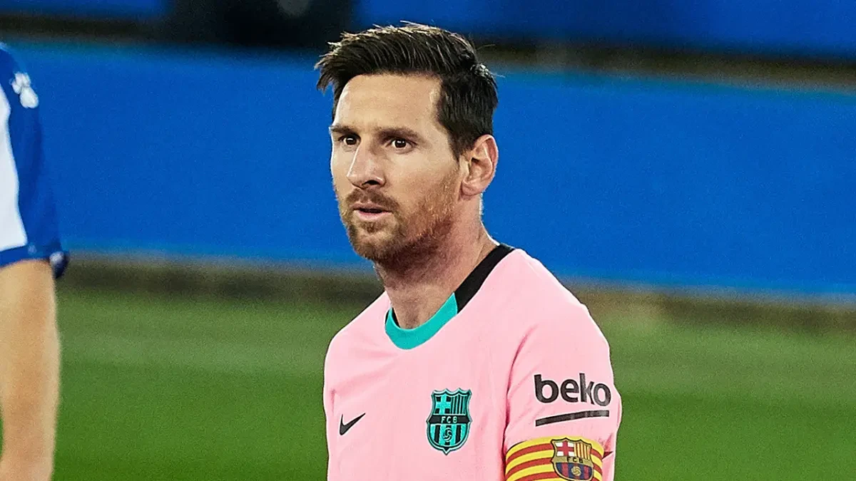 Messi se libró de la tarjeta roja por un pelotazo al árbitro: 