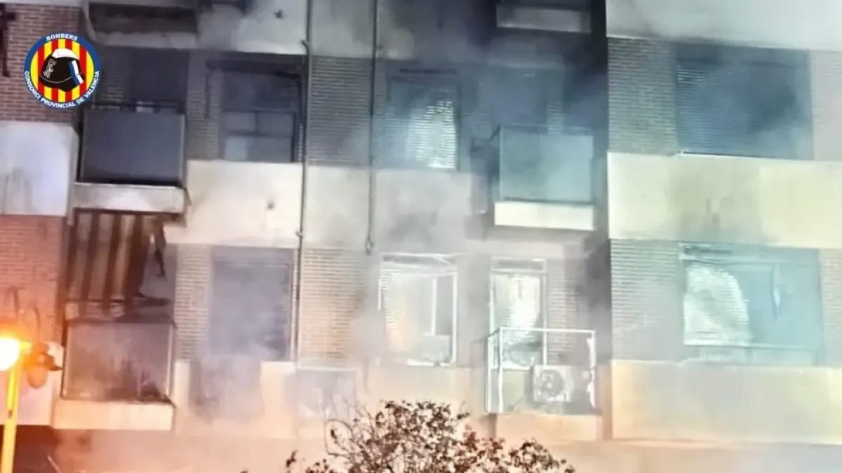 Sucesos.- Un incendio destruye un comercio de motocicletas de Alzira y obliga a desalojar 48 viviendas