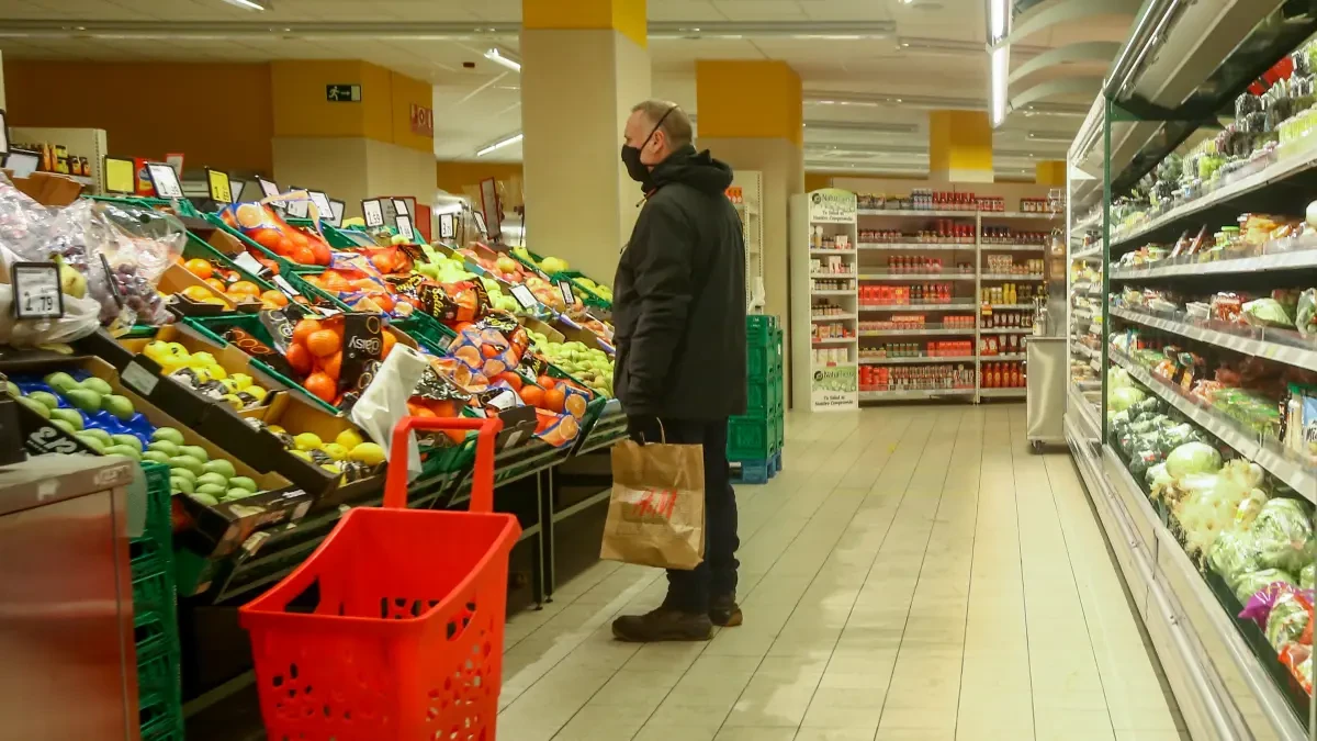 Este es el mayor peligro de contagio en supermercados, según un experto español en aerosoles
