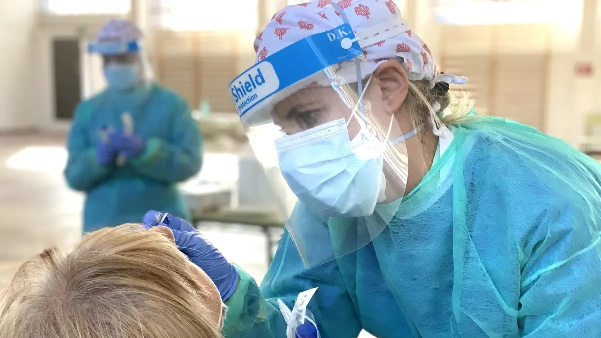 Por qué algunos pacientes dan positivo en Covid-19 mucho después de curarse