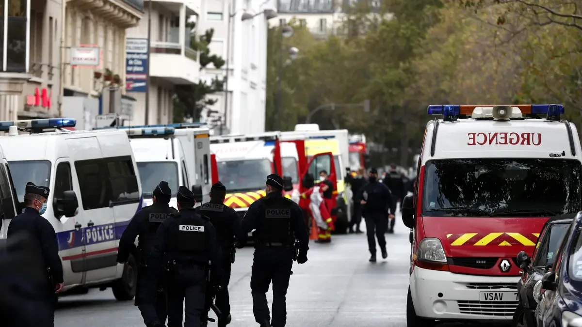 Francia investiga como ataque terrorista el apuñalamiento de cuatro personas frente a la antigua sede de Charlie Hebdo