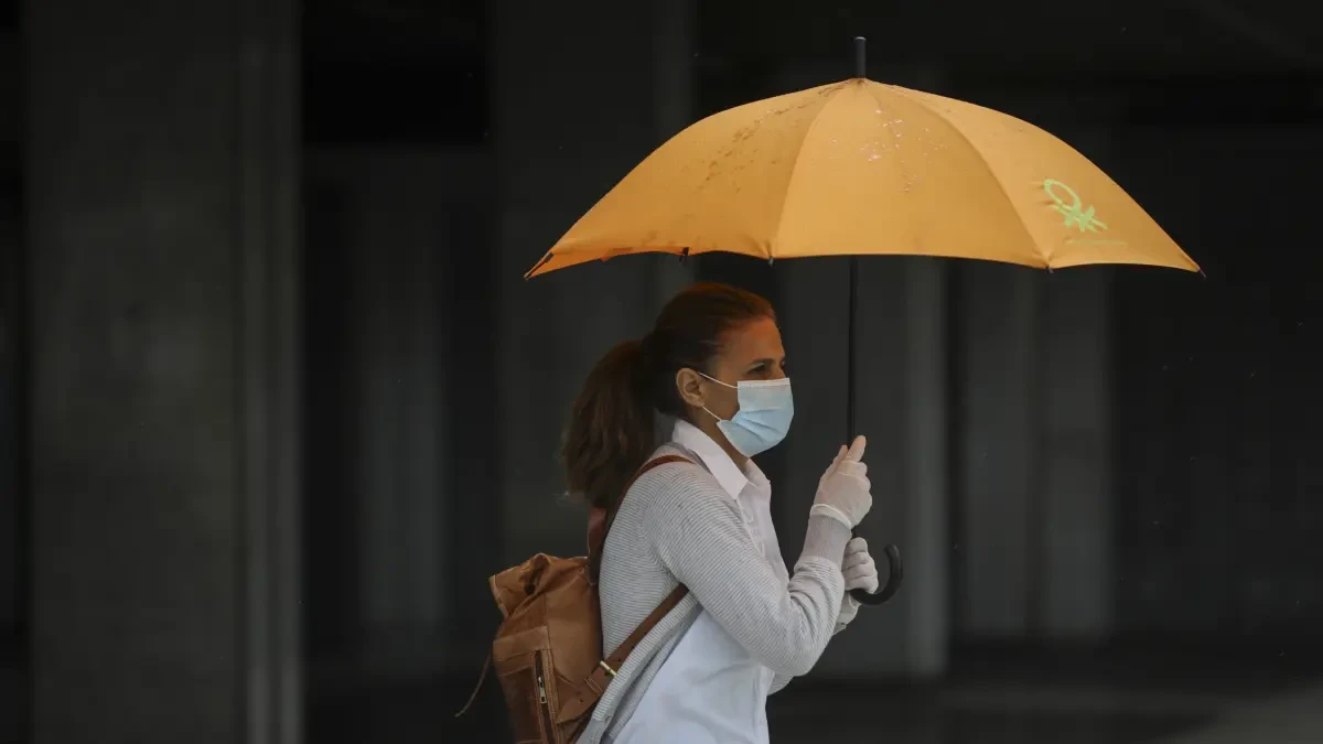 Qué debemos hacer con la mascarilla quirúrgica si se moja con la lluvia