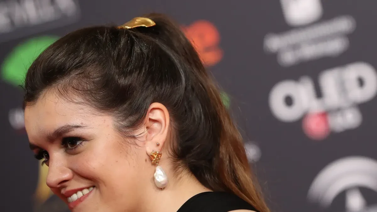 Amaia canta una versión de 'Pongamos que hablo de Madrid', de Joaquín Sabina, en 'Veneno'