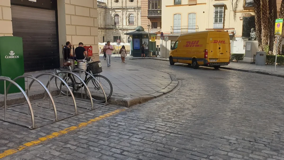 El Ayuntamiento de Sevilla ampliará el entorno peatonal junto a la escultura de Cervantes