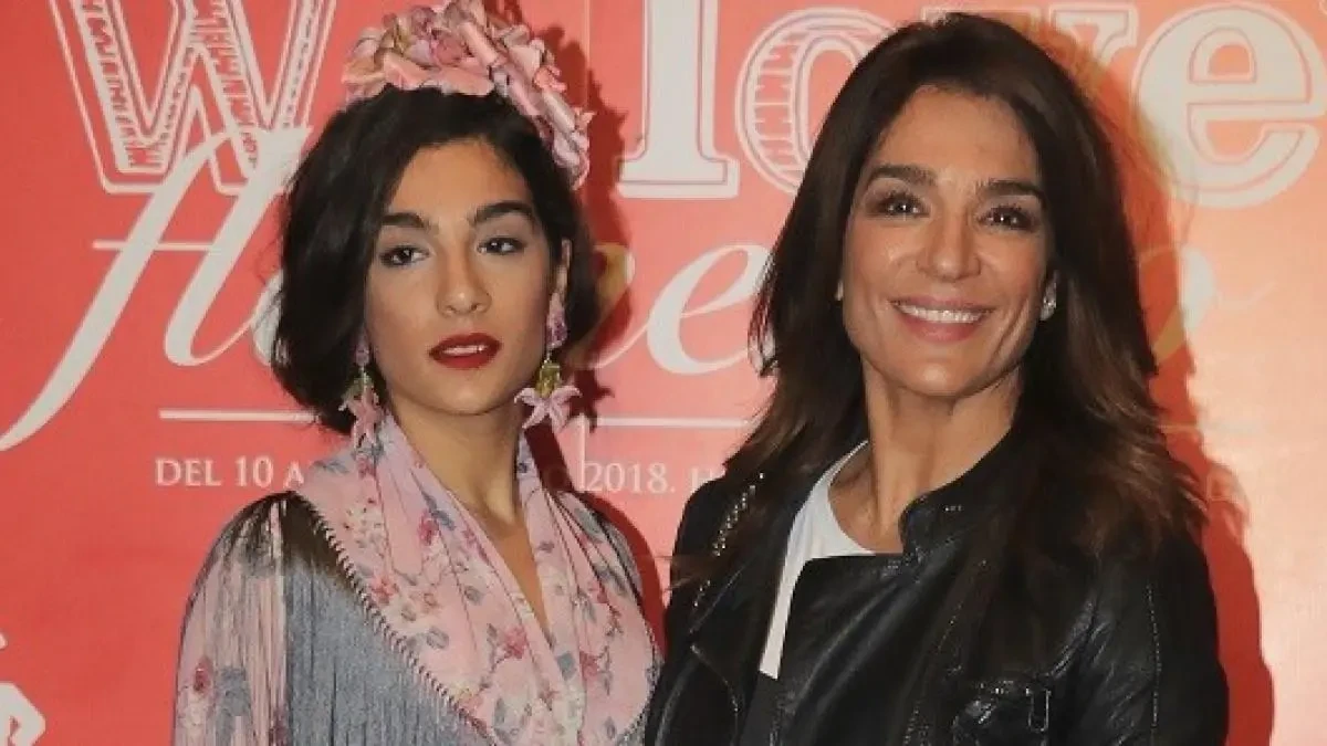 Raquel Bollo lanza su primera colección de ropa, en la que ejerce de modelo junto a su hija Alma
