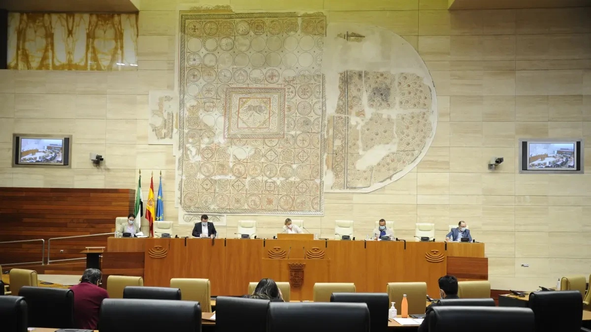 La Covid, dos leyes en materia cultural y las preguntas a Vara centrarán el pleno de la Asamblea de este jueves