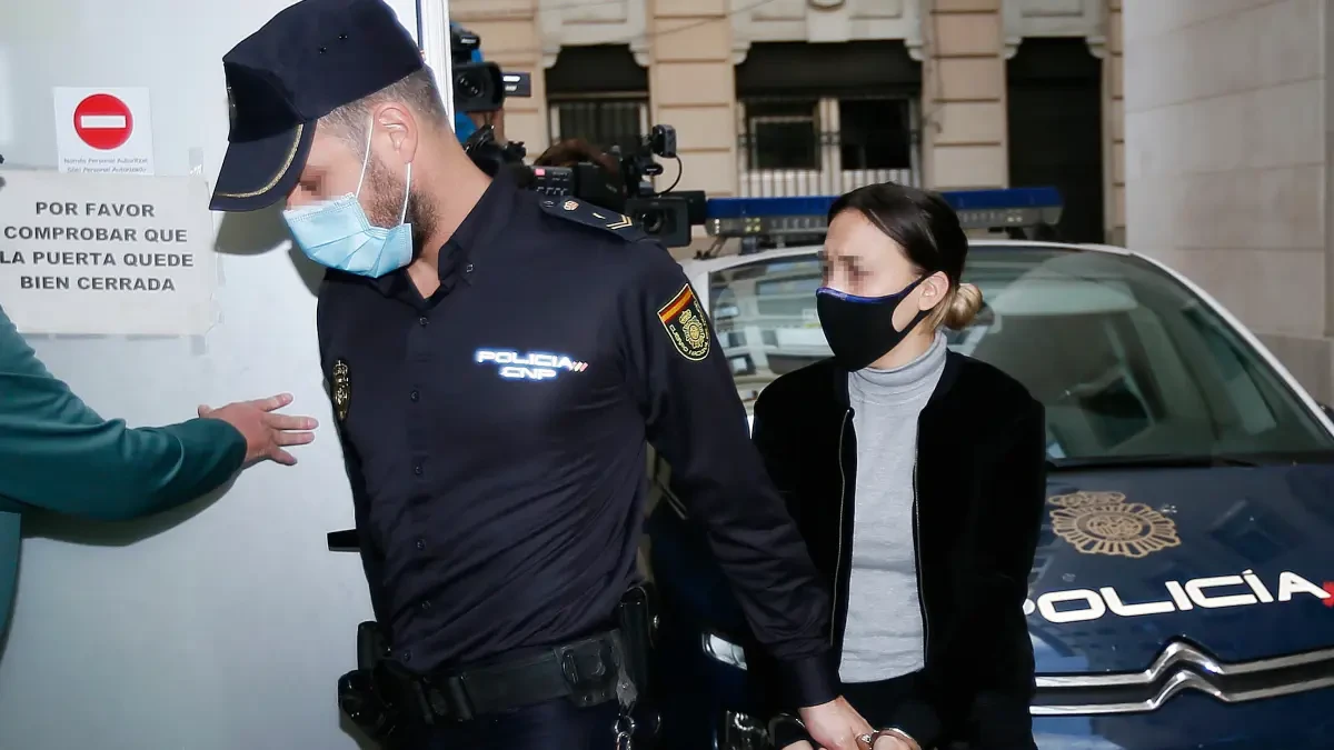 La acusada de matar al hijo de su pareja en Elda asegura que el menor se atragantó con un trozo de jamón