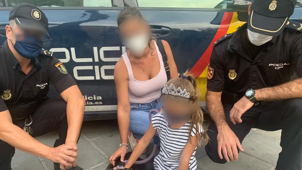 Un hombre arrastra a un perro con su coche tras una discusión de tráfico con sus dueños