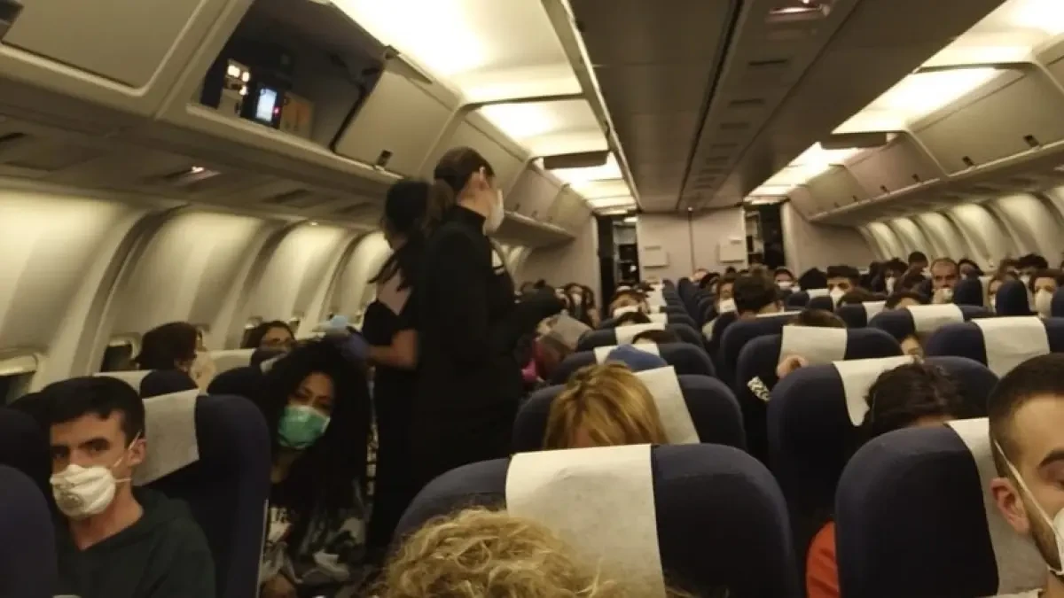 Así se propaga la Covid por un avión: un brote en un vuelo a Irlanda acabó provocando 59 contagios