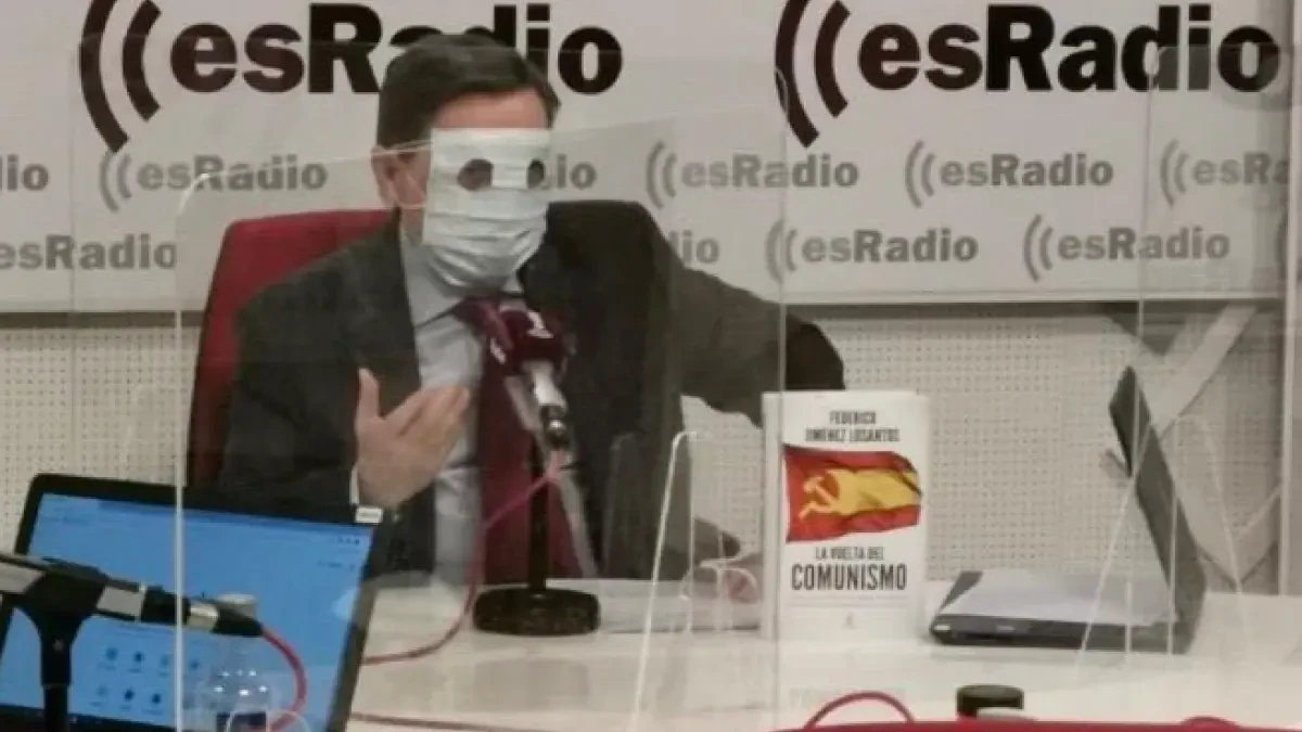La imagen viral de Federico Jiménez Losantos usando dos mascarillas para simular los pasamontañas de ETA