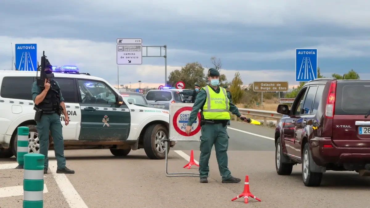 ¿Puedo pasar con el coche a través de una comunidad confinada para ir a otra?¿Qué necesito acreditar?