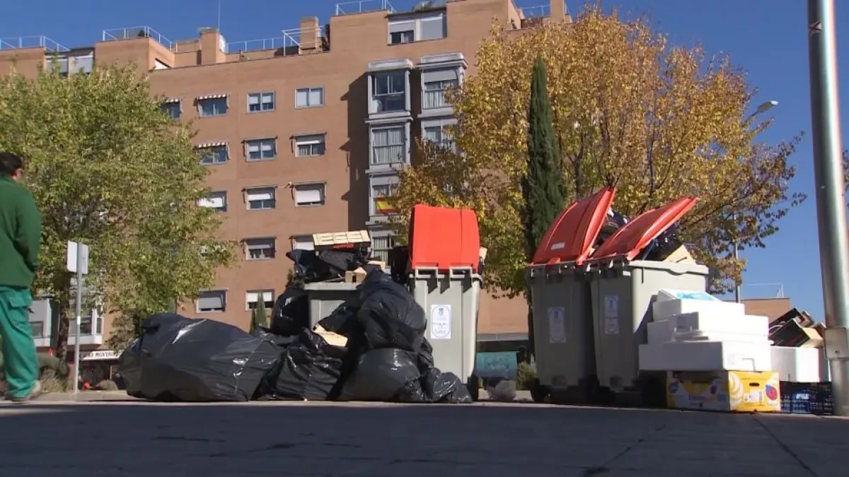 Los hogares con casos positivos de Covid o en cuarentena deben usar tres bolsas de basura para los residuos