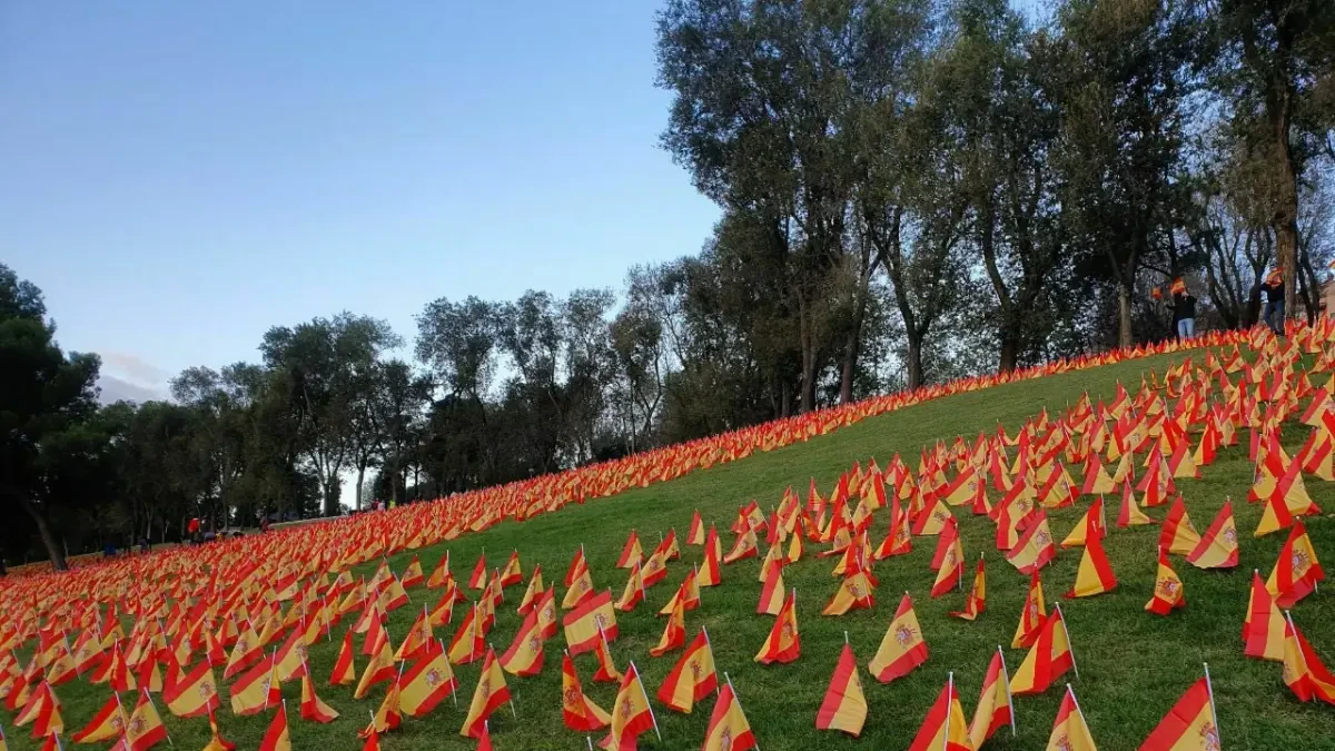 Un parque de Madrid amanece con 53.000 banderas de España por las víctimas de la Covid-19