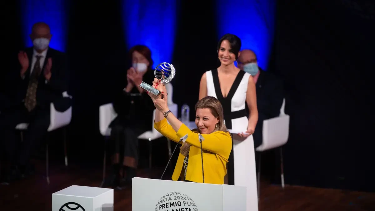 Eva García Sáenz de Urturi, ganadora del Premio Planeta 2020, y Sandra Barneda, finalista
