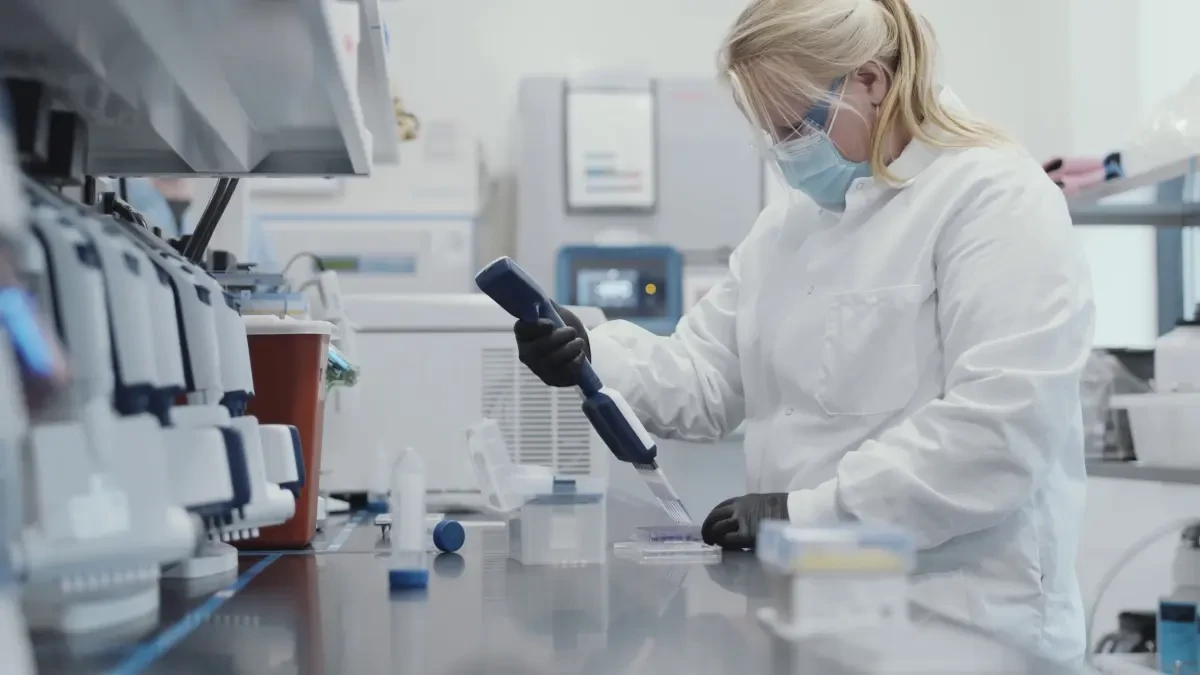 Todo sobre la vacuna de Moderna: ¿es más efectiva que la de Pfizer? ¿cuándo llegará a España?