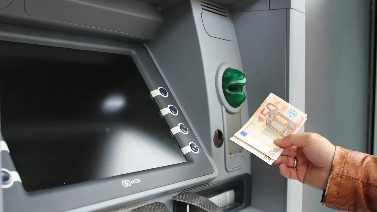 Fuertes subidas en las comisiones de mantenimiento: esto es lo que te pueden llegar a cobrar en los principales bancos