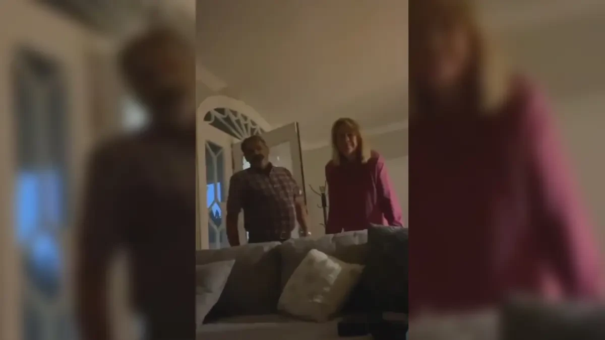 Polémica por un vídeo viral: una pareja blanca entra a investigar en una casa que había alquilado un hombre negro
