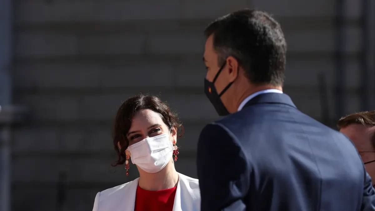 Sánchez y Ayuso protagonizan un frío saludo en el acto de la Fiesta Nacional