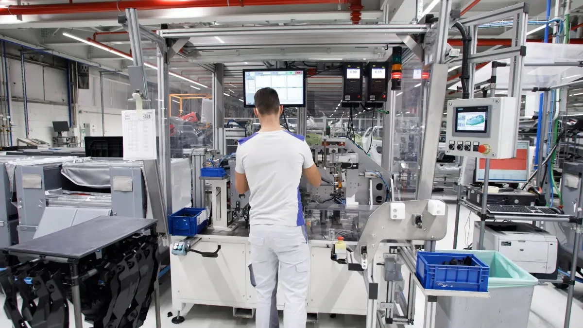 Volkswagen Navarra configura puestos específicos para 148 personas que no pueden trabajar en las líneas de producción