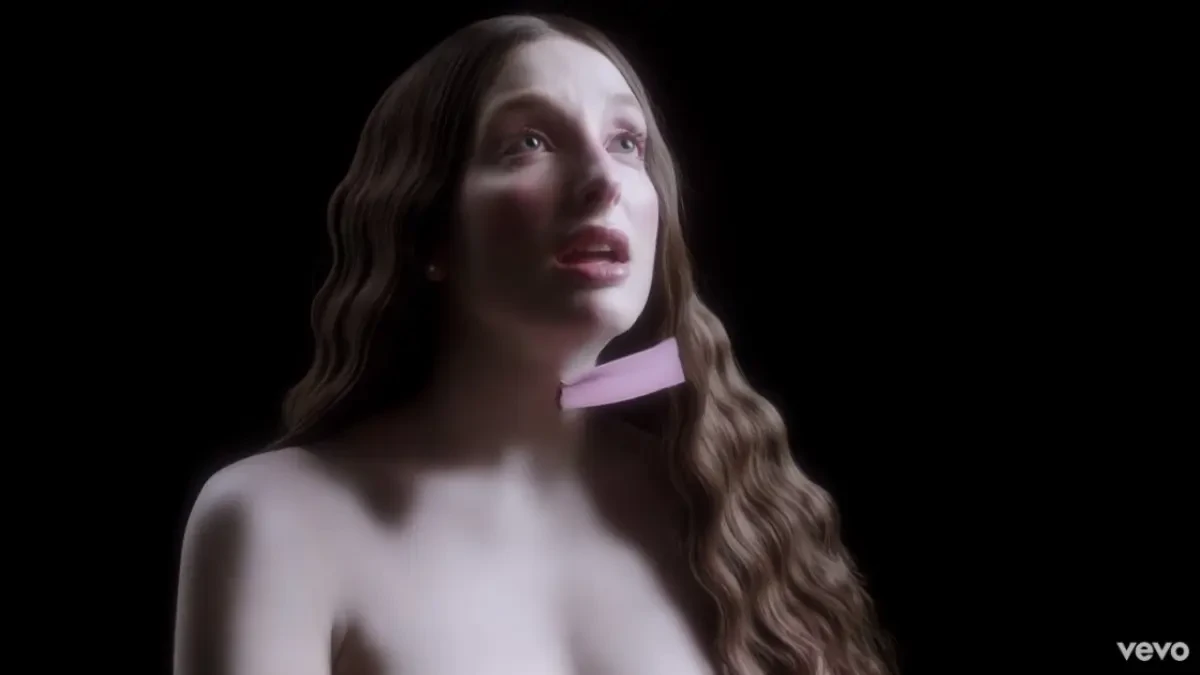 Delaporte se pone en las manos de Eduardo Casanova en el videoclip de 'Las montañas'