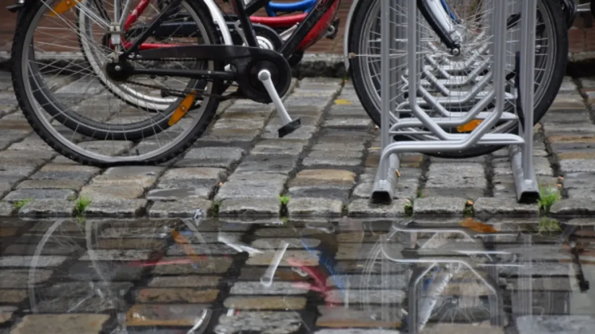 ¿Llueve y vas en bici? Diez consejos para que tu trayecto sea seguro