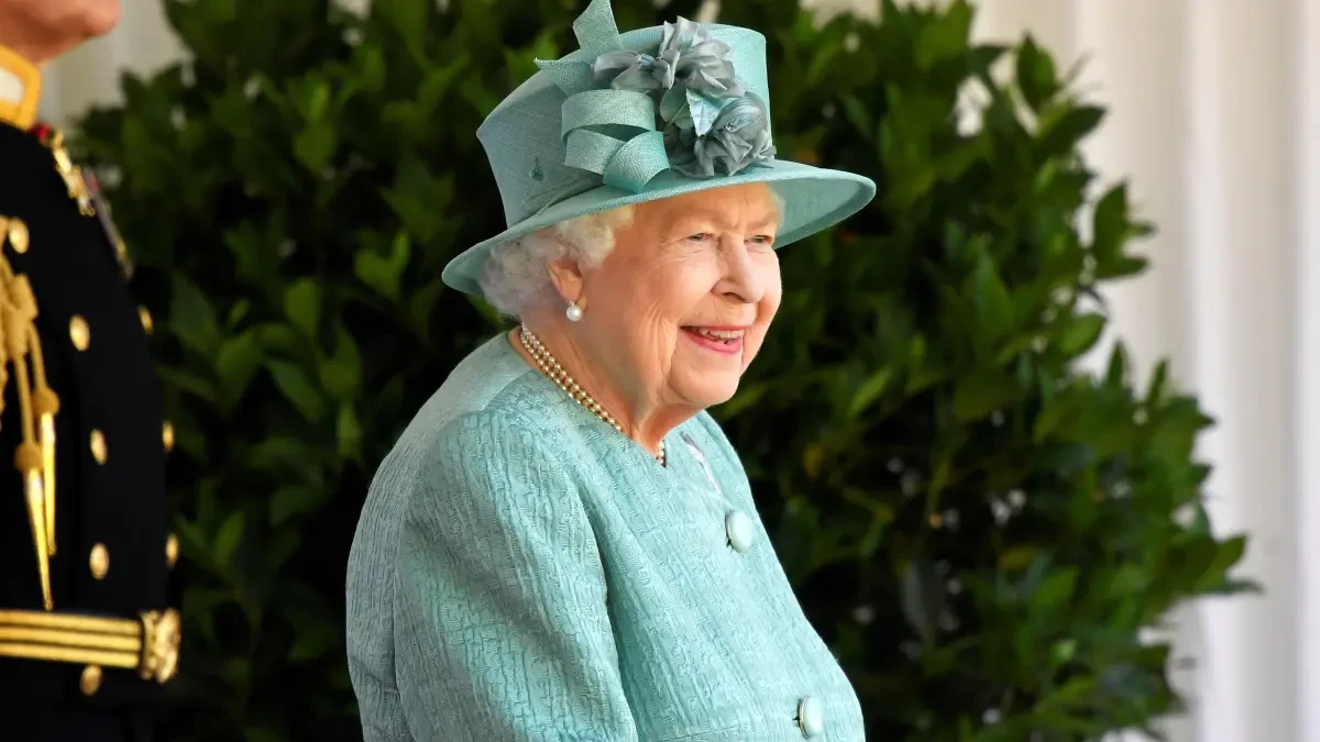 Una periodista desvela el verdadero significado de los característicos sombreros de la Reina Isabel II