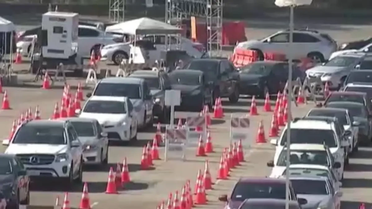 Interminables colas de coches para hacerse el test del coronavirus en Los Ángeles