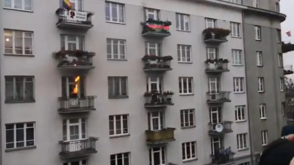 Ultraderechistas polacos prenden fuego a una vivienda durante la marcha por la independencia por una bandera LGTBI