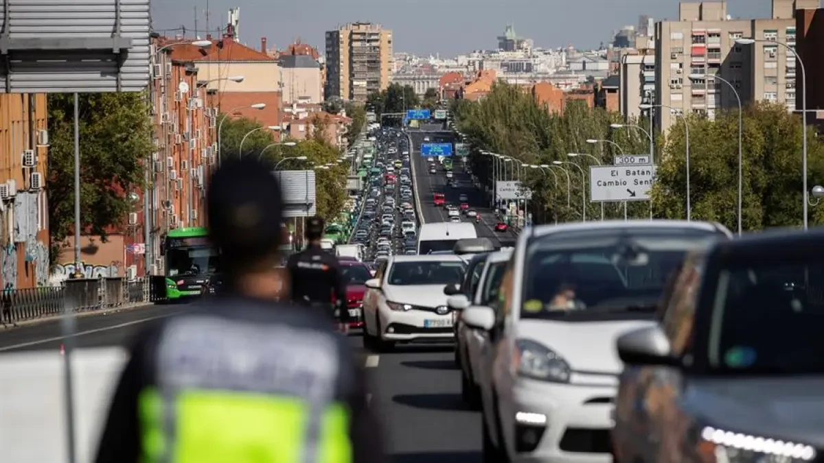 Operación salida en el puente del Pilar: retenciones y controles durante el primer día de estado de alarma en Madrid